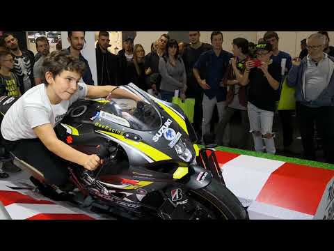 ragazzino che da un gran gas con GSXR1000 - Simulatore moto - Motorcycle simulator