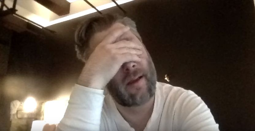 Diretor de God of War IV chora ao ler as críticas do game