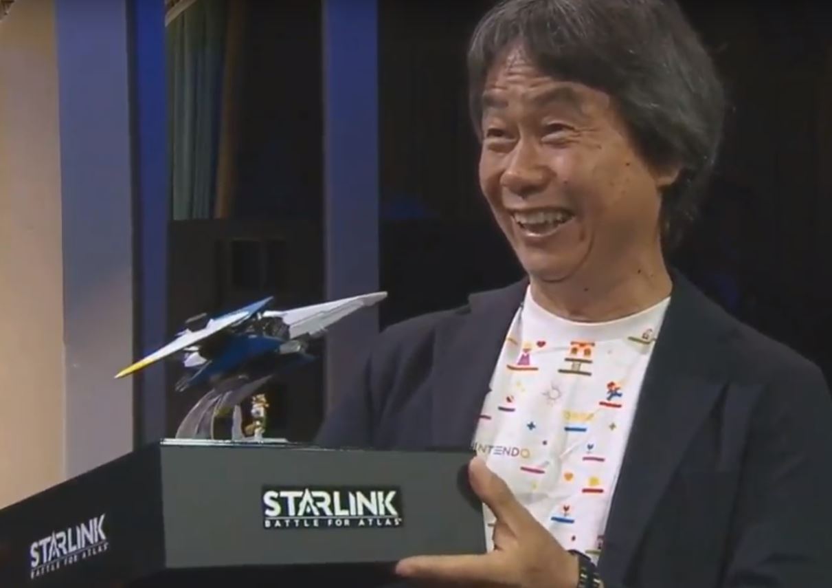 Shigeru Miyamoto é homenageado na E3 com réplica da nave de Starfox Shigeru Miyamoto é homenageado na E3 com réplica da nave de Starfox
