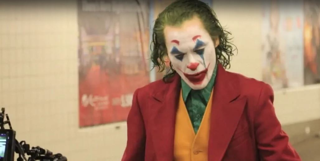 Coringa | Novo vídeo mostra personagem saindo do metrô