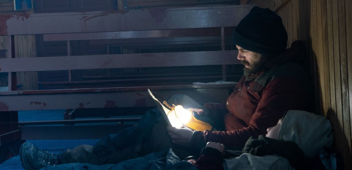 Casey Affleck sobrevivendo com sua filha em trailer de 'Luz No Fim do Mundo'