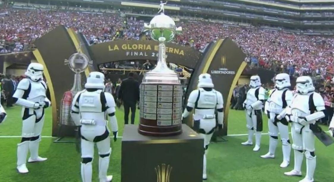 Em vitória do Flamengo, Stormtroopers de Star Wars escoltam a Taça Libertadores