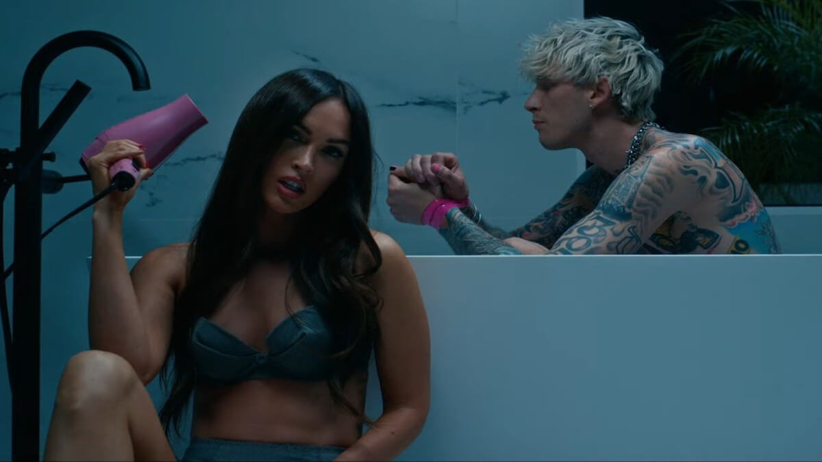 Megan Fox surge no novo videoclipe de Machine Gun Kelly Megan Fox surge no novo videoclipe de Machine Gun Kelly