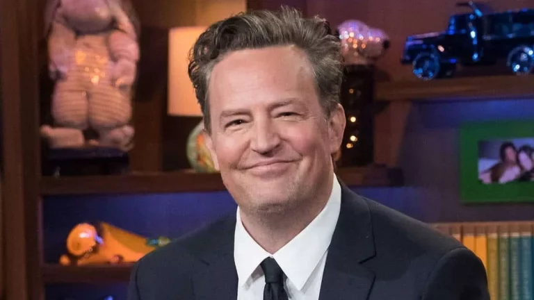 Matthew Perry, estrela de Friends, morre aos 54 anos Matthew Perry, estrela de Friends, morre aos 54 anos