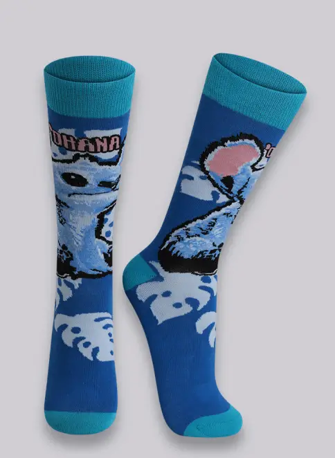 Lupo lança coleção de meias do Stitch inspirado no live-action da Disney 1 Meias do Stitch Lupo em fundo branco com cores vibrantes e estampas do personagem