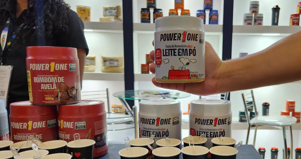 Power1One lança Pasta de Amendoim do Snoopy sabor Leite em Pó na APAS Show 2025 2 power1one apas show 2025 estande oficial produto