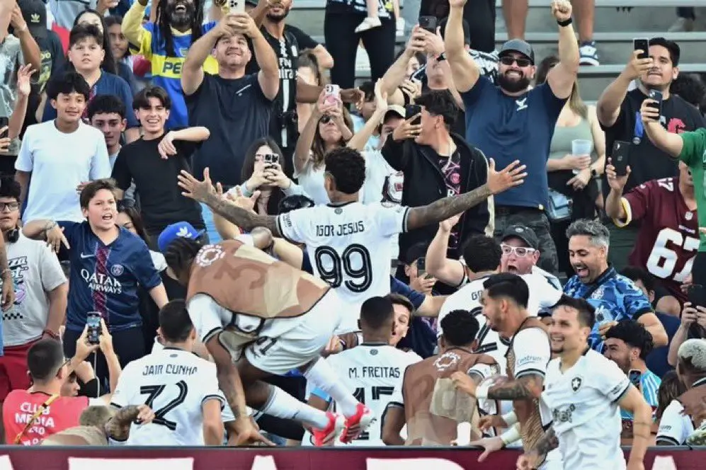 Igor Jesus comemorando seu gol histórico no meio da torcida.