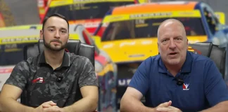 A imagem exibe os pilotos sobre o gameplay da Nascar 25