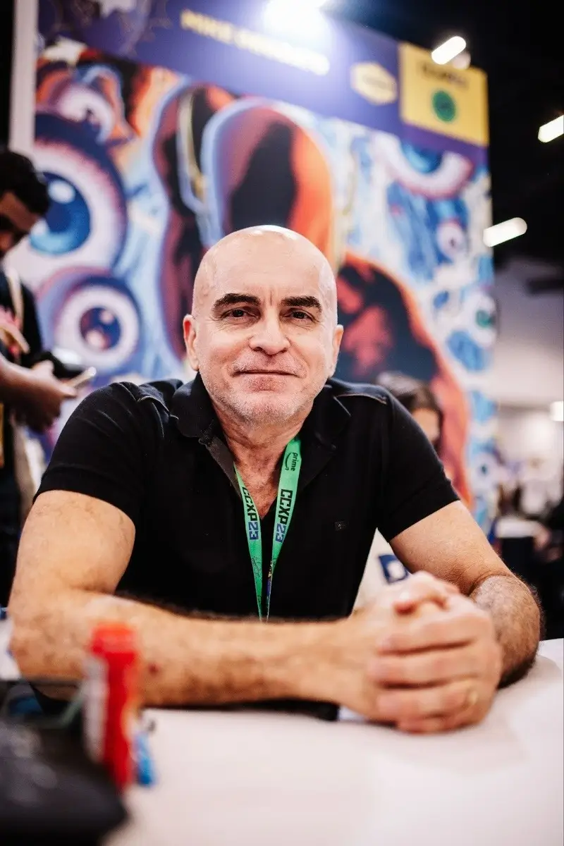 CCXP25: Mike Deodato é o homenageado do Artists’ Valley e assina o pôster oficial da área 2 CCXP25: Mike Deodato é o homenageado do Artists’ Valley e assina o pôster oficial da área