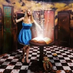 Mesa do jantar temático Alice no País das Maravilhas no Escape Room Club, em Moema, com decoração e pratos inspirados na história.