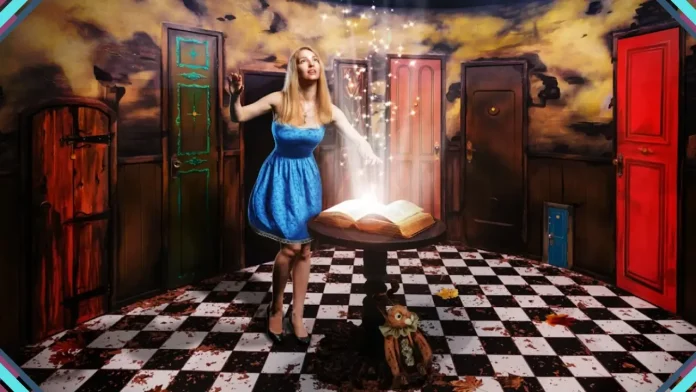 Mesa do jantar temático Alice no País das Maravilhas no Escape Room Club, em Moema, com decoração e pratos inspirados na história.