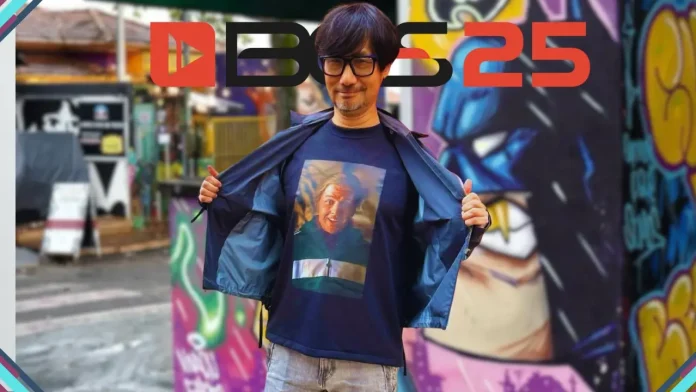 Hideo Kojima posa no Beco do Batman, em São Paulo, durante sua visita pré-BGS 2025.
