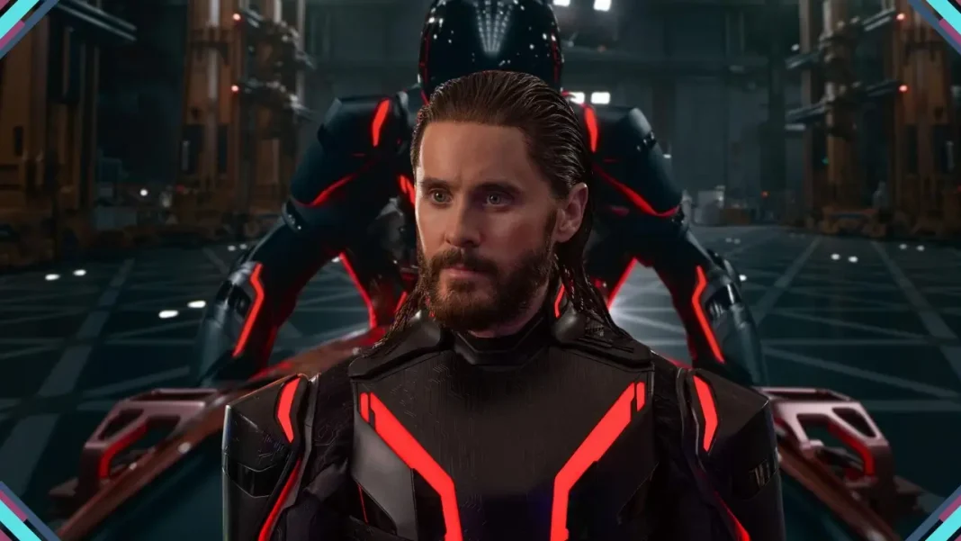 Poster de Tron: Ares com o símbolo circular iluminado e faixas de luz cruzando o espaço escuro da grade.