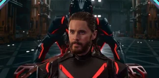 Poster de Tron: Ares com o símbolo circular iluminado e faixas de luz cruzando o espaço escuro da grade.