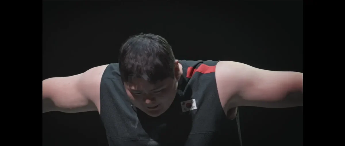 Competidor exausto demonstrando esforço e superação durante a final de A Batalha dos 100: Ásia.