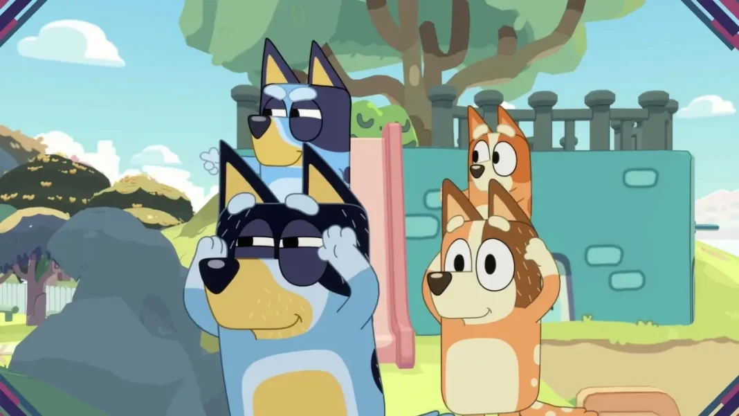 Capa do jogo Bluey: The Videogame Remastered com Bluey, Bingo, Bandit e Chilli sorrindo no quintal da casa.