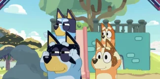 Capa do jogo Bluey: The Videogame Remastered com Bluey, Bingo, Bandit e Chilli sorrindo no quintal da casa.