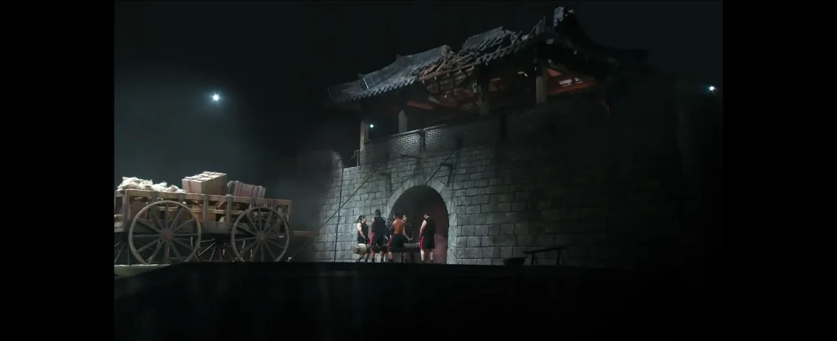 Equipe coreana empurrando a carroça rumo ao castelo na etapa decisiva