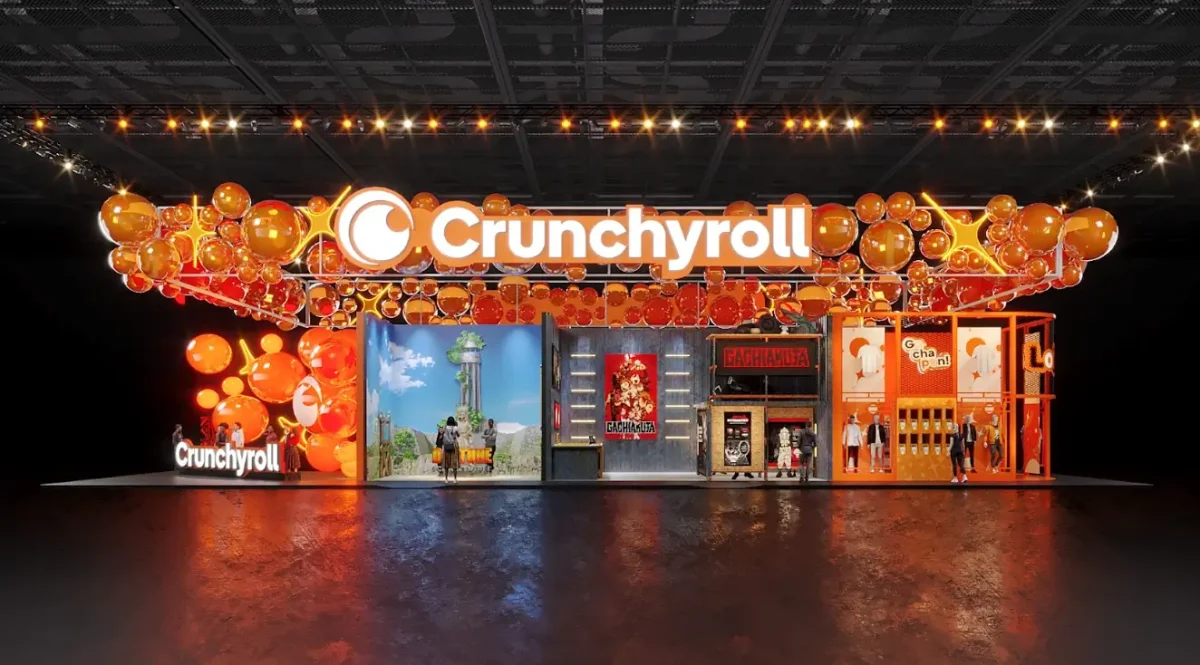 Vista geral do estande da Crunchyroll na CCXP25, com Estúdio de Dublagem e experiências interativas para fãs de anime.