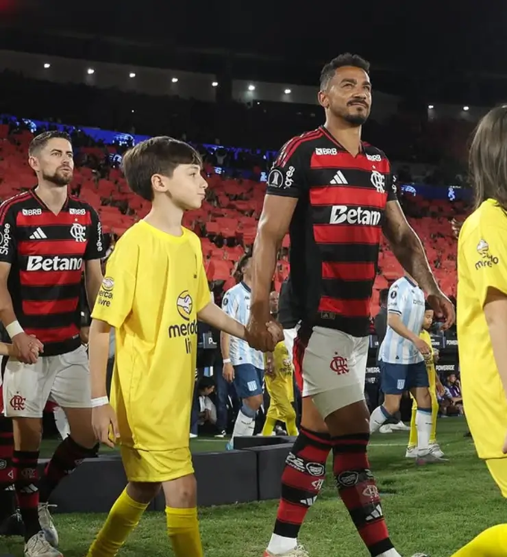 Jogador Danilo entrando em campo
