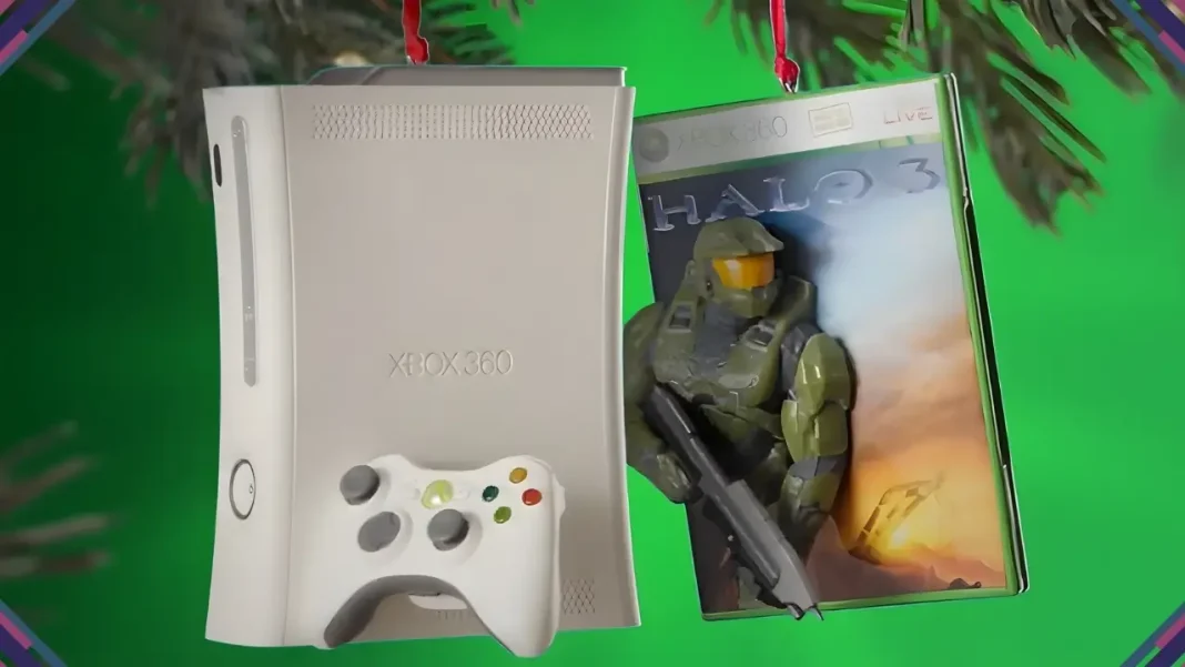 Imagem combinada mostrando os enfeites Hallmark do Xbox 360 e de Halo 3 usados na decoração de Natal.
