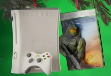 Imagem combinada mostrando os enfeites Hallmark do Xbox 360 e de Halo 3 usados na decoração de Natal.