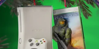 Imagem combinada mostrando os enfeites Hallmark do Xbox 360 e de Halo 3 usados na decoração de Natal.
