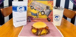 Epic Burger da Patties servido em prato com pão nuvem, bacon, queijo, cebola caramelizada e molho Epic, em promoção CCXP25.