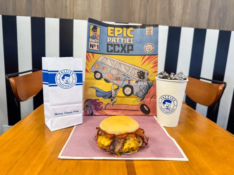 Patties participa da CCXP25 e lança o Epic Burger em todas as unidades 1 Epic Burger exclusivo da Patties para a CCXP25, servido com pão nuvem, blend de queijos, bacon crocante, cebola caramelizada e molho Epic.