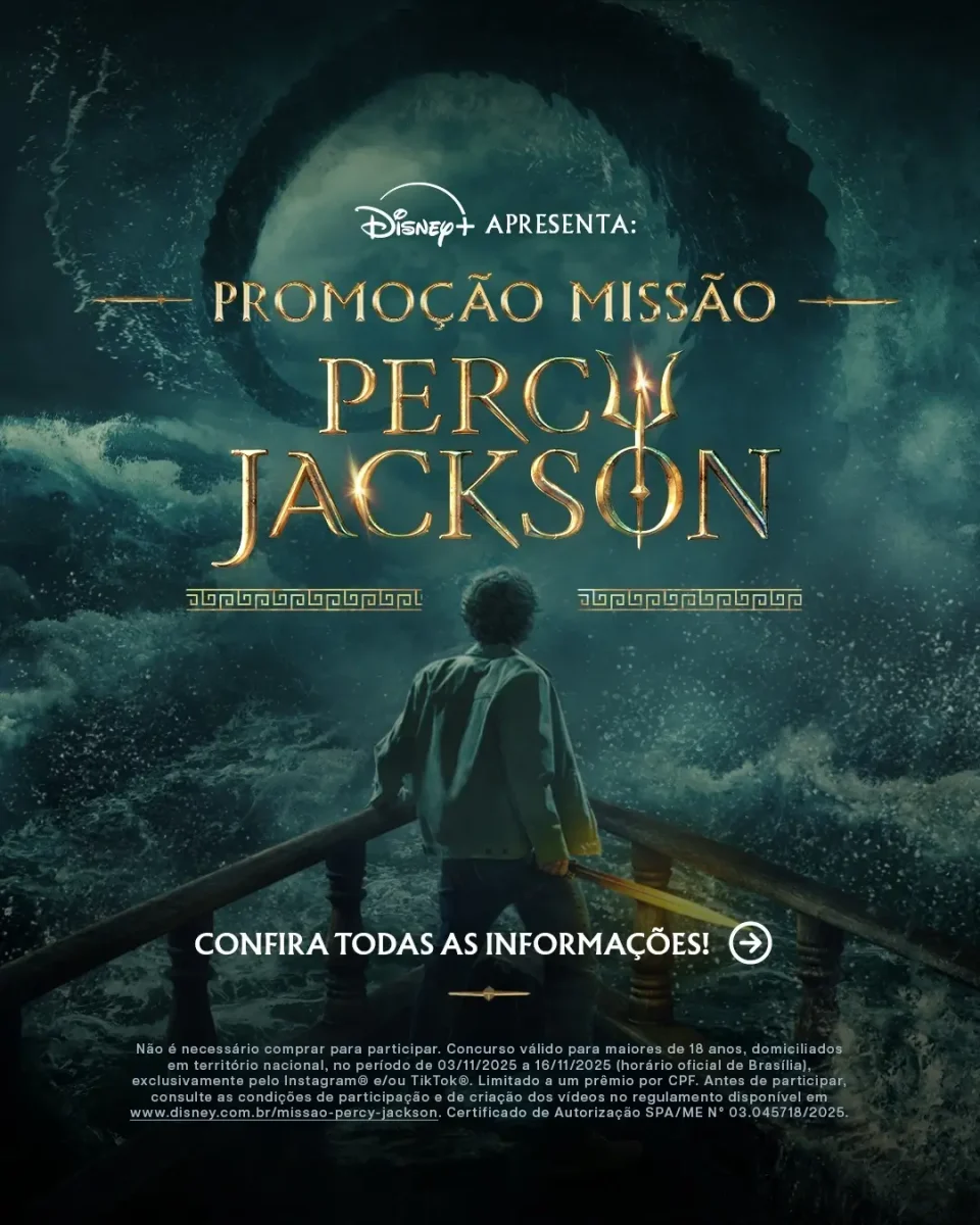 Disney lança promoção “Missão Percy Jackson” no Instagram e TikTok com prêmios exclusivos 1 Banner oficial da promoção Missão Percy Jackson do Disney+, mostrando um jovem em um barco enfrentando ondas gigantes e o logotipo dourado da campanha sobre o mar.