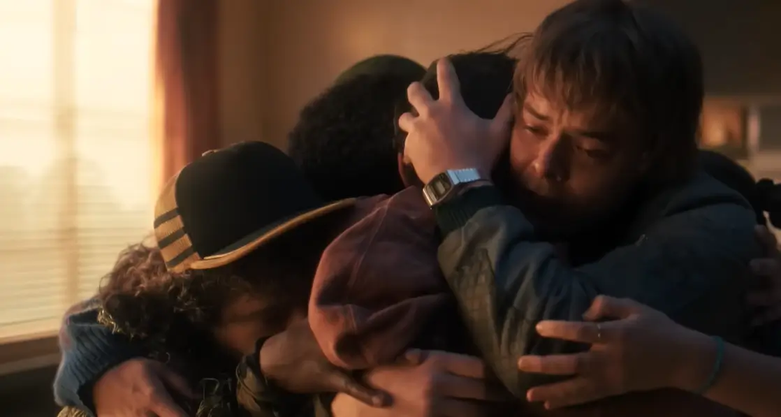 Abraço dos personagens em momento emocional em Stranger Things 5.