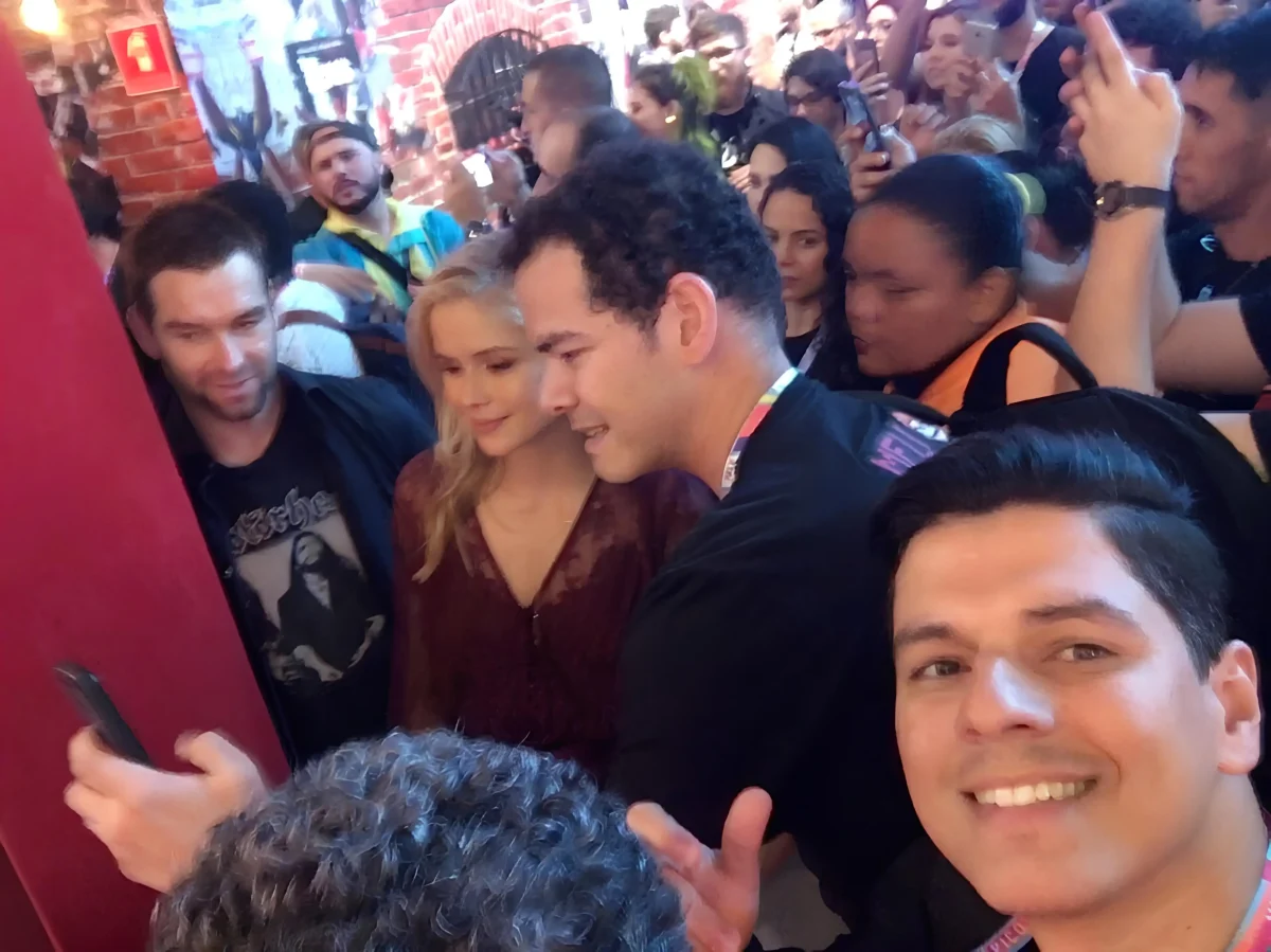 Jefão Calheiro ao lado de  Antony Starr e Erin Moriarty na CCXP19