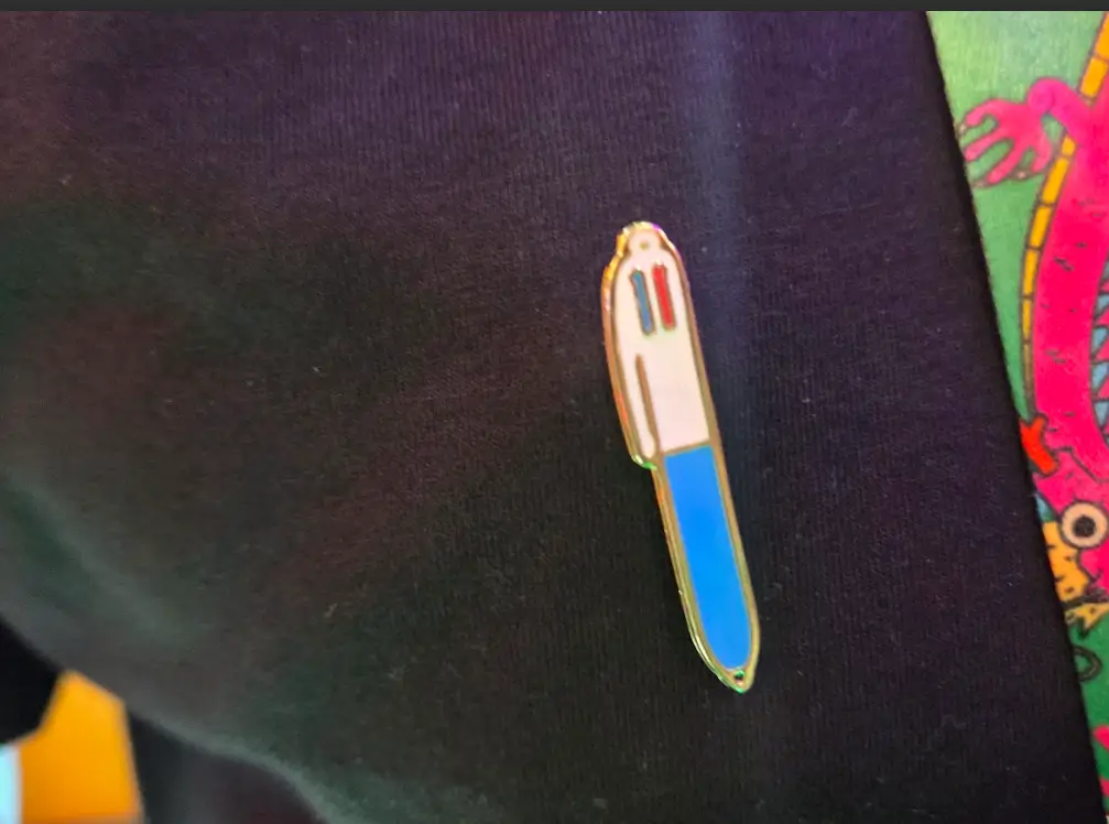 caneta bic classic pin brinde