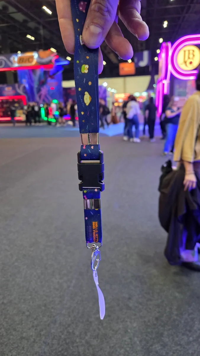 cordao cracha hello kitty sanrio brinde ccxp25