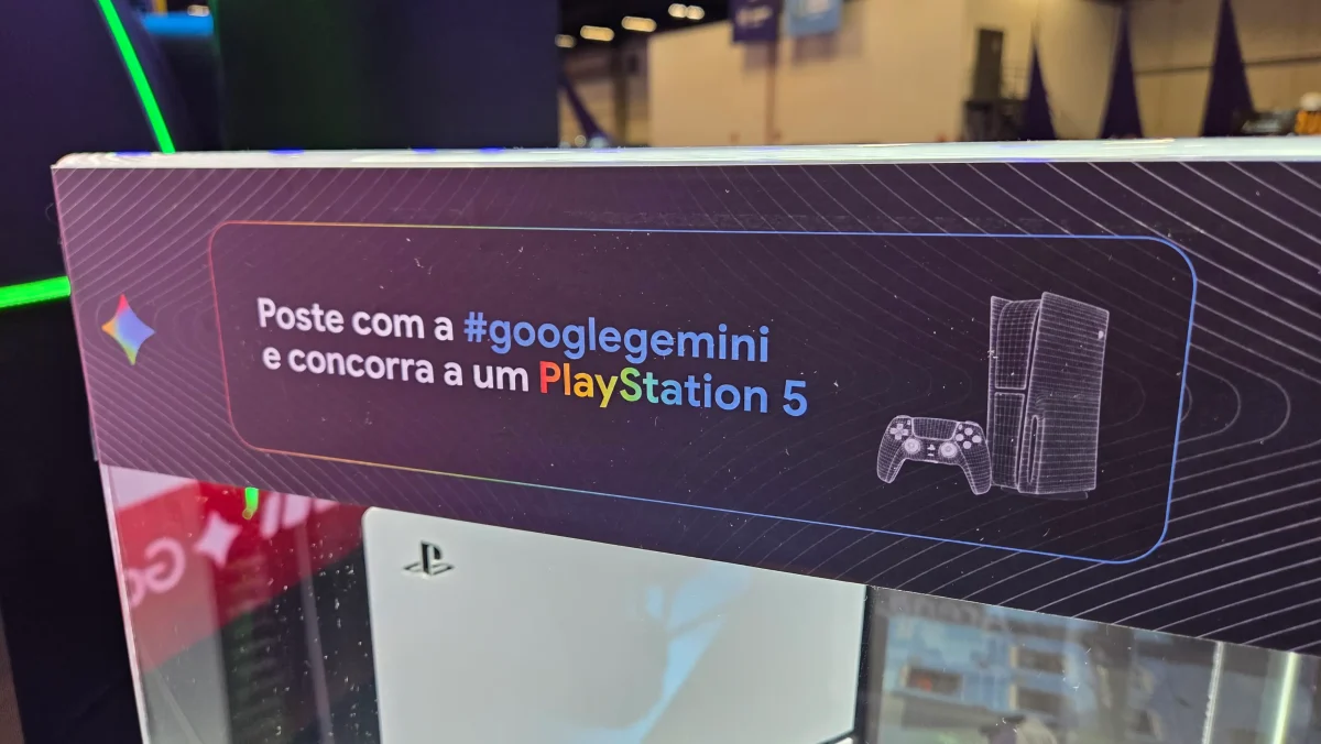 Imagem mostrando a hashtag #googlegemini em destaque na ativação do Google Gemini durante a CCXP25.