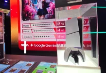 Vitrine com um PlayStation 5 e controle expostos ao lado de um card temático do Google Gemini em um estande iluminado na CCXP25.