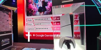 Vitrine com um PlayStation 5 e controle expostos ao lado de um card temático do Google Gemini em um estande iluminado na CCXP25.