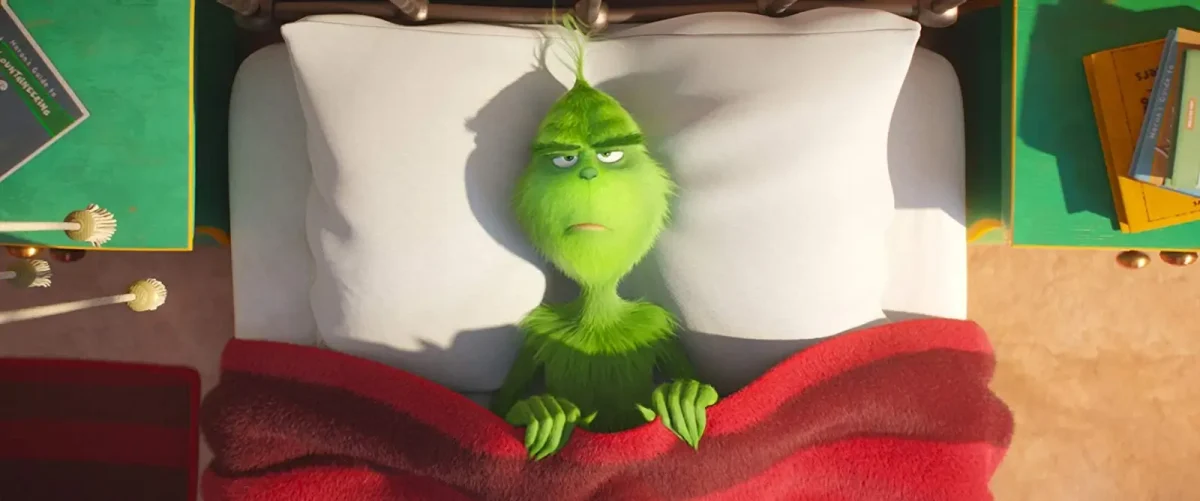 Cena do filme animado O Grinch de 2018 mostrando a vila de Whoville e a personagem principal