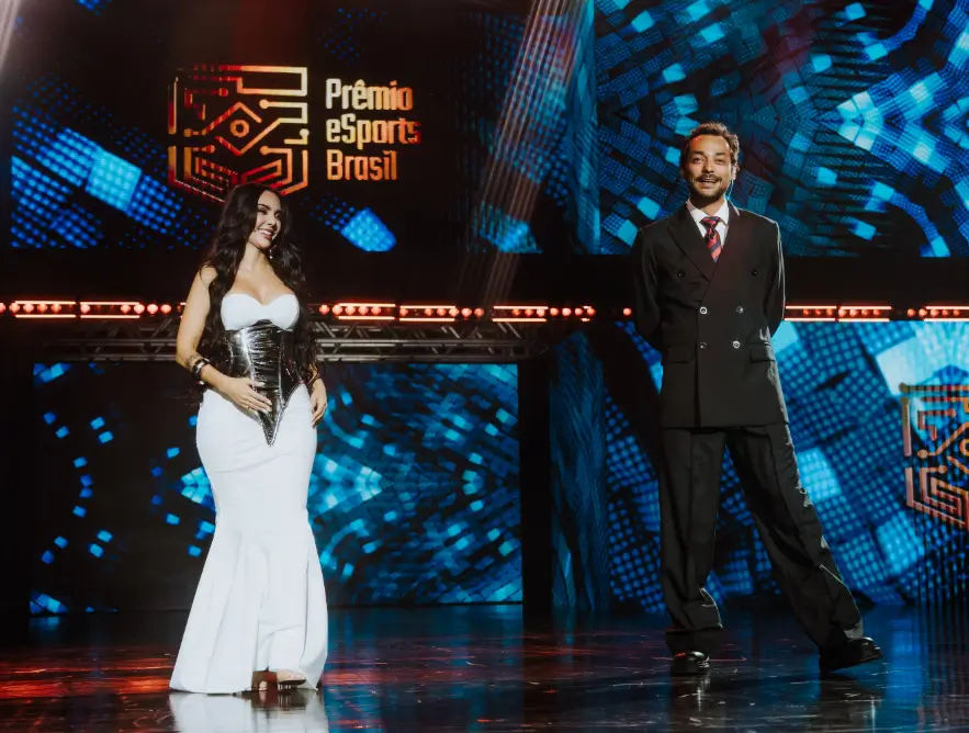 Apresentadores no palco do Prêmio eSports Brasil 2025 durante a cerimônia em São Paulo