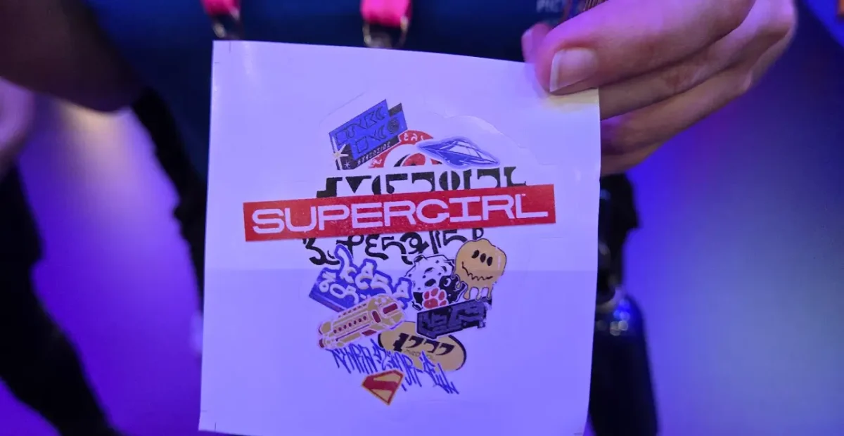 supergiril warner ccxp25 adesivo brinde