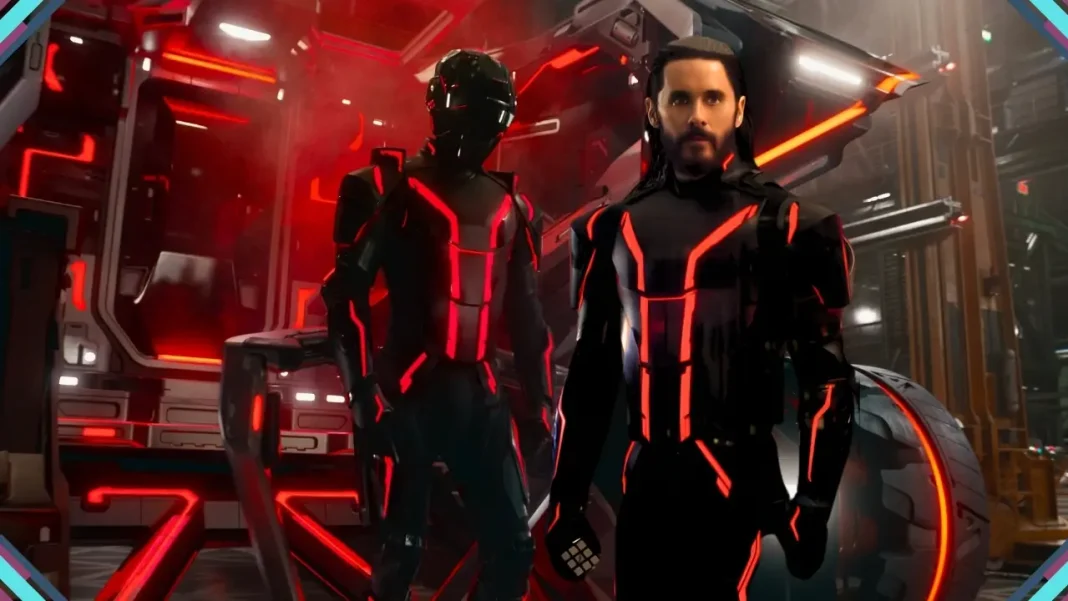 Tron Ares em cena futurista com visual digital e luzes neon, destacando o universo tecnológico do filme