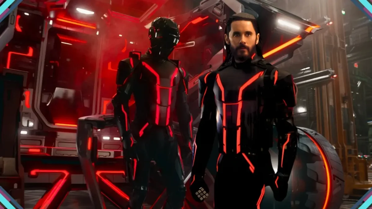 Tron Ares em cena futurista com visual digital e luzes neon, destacando o universo tecnológico do filme
