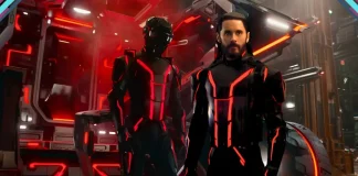 Tron Ares em cena futurista com visual digital e luzes neon, destacando o universo tecnológico do filme