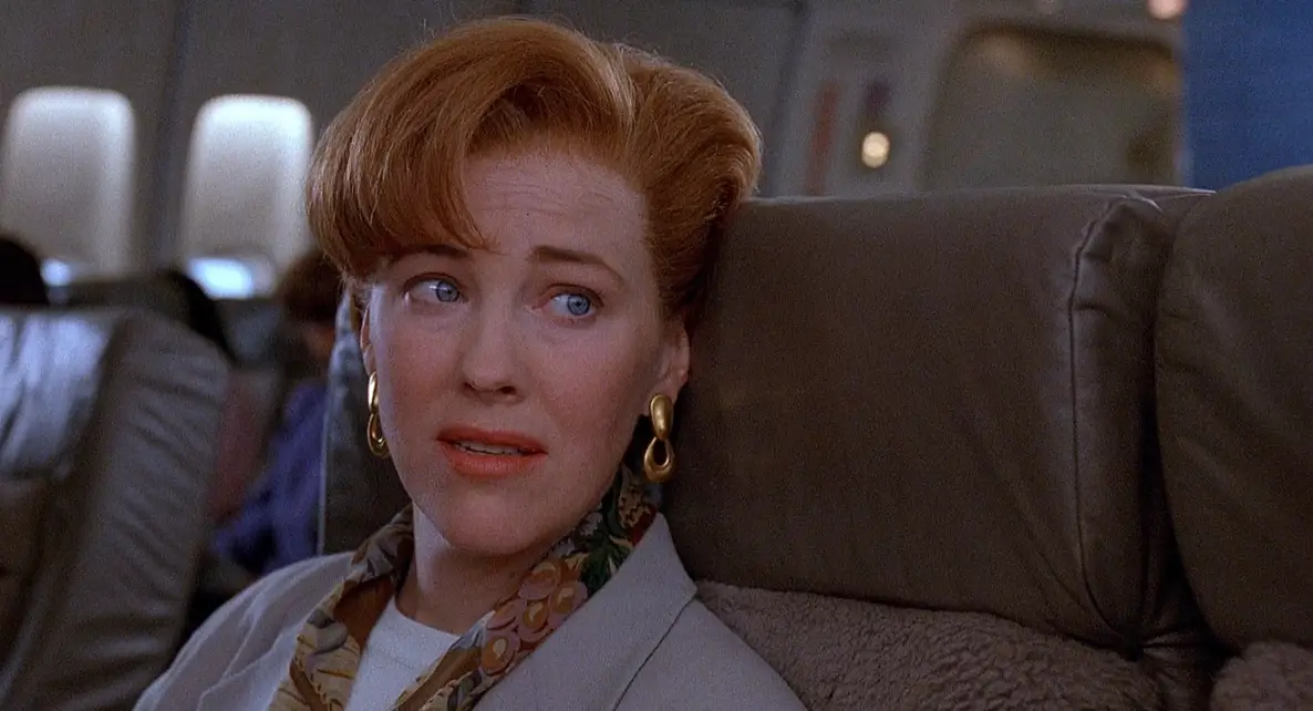 Catherine O’Hara como Kate McCallister, a mãe de Kevin, no filme Esqueceram de Mim