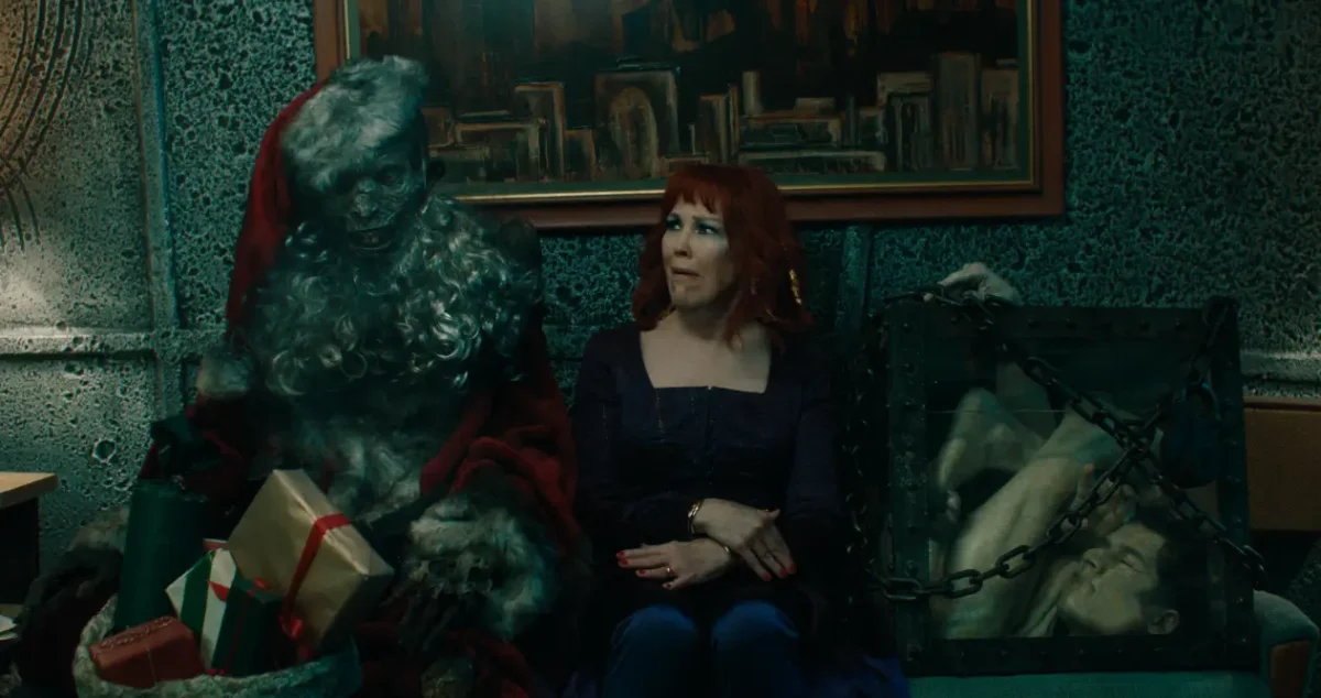 Catherine O’Hara interpretando Delia Deetz em Os Fantasmas se Divertem