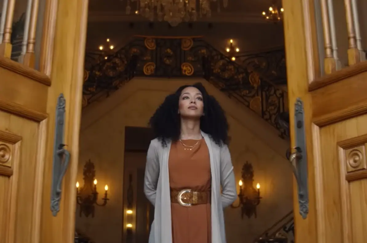 Disney+ surpreende e lança todos os episódios de Magnum de uma só vez 2 Personagem feminina da série Magnum no Disney+