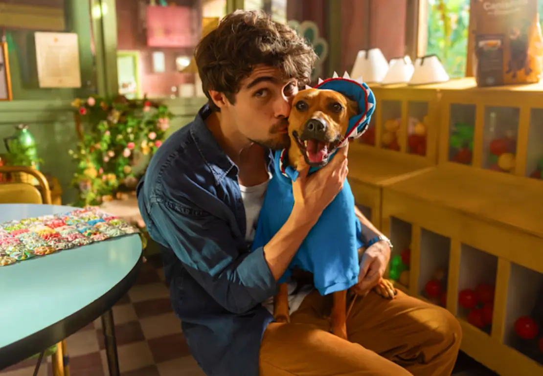 Rafael Vitti e vira-lata Amendoim, protagonistas do longa Caramelo da Netflix
