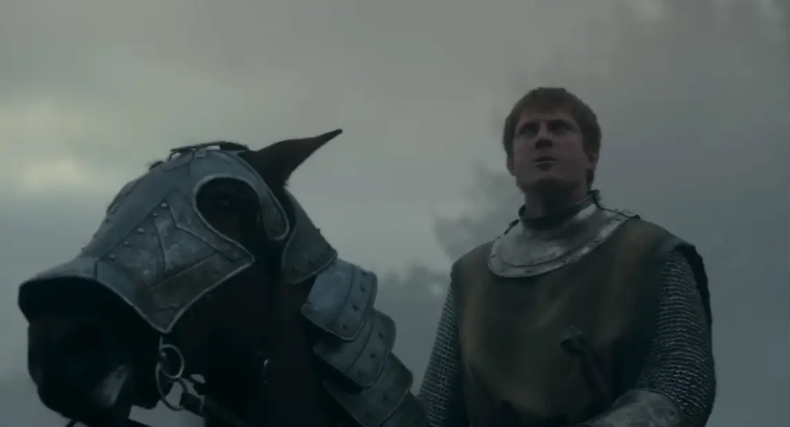 O Cavaleiro dos Sete Reinos, o protagonista ao lado do seu cavalo na série