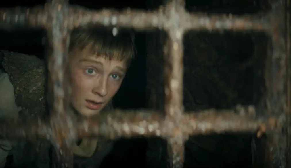 O Cavaleiro dos Sete Reinos: Episódio 2 exibindo Duncan "Dunk" ainda jovem