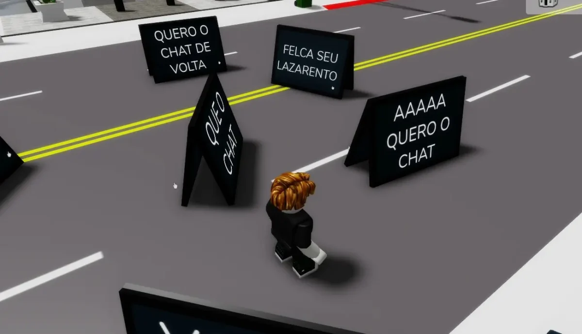 Usuários culpando FELCA pela proibição do chat no jogo Roblox